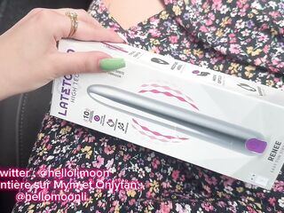 Une small française se gode le cul et la chatte sur une aire autoroute, elle fais sa libertine