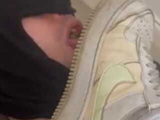 Gym shoes cleaning