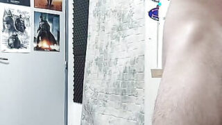 Harige Spaanse beer amateur krijgt zijn kont flink onder handen genomen door een grote onbesneden lul terwijl hij zichzelf bevredigt.