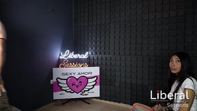 Chica petite de 19 a&ntilde_os prueba una verga enorme en su ano