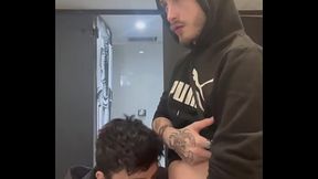 DANDO SEM CAPA NO BANHEIRO DO CINEMA