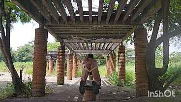 Quase nu em.local aberto no engenheiro.
