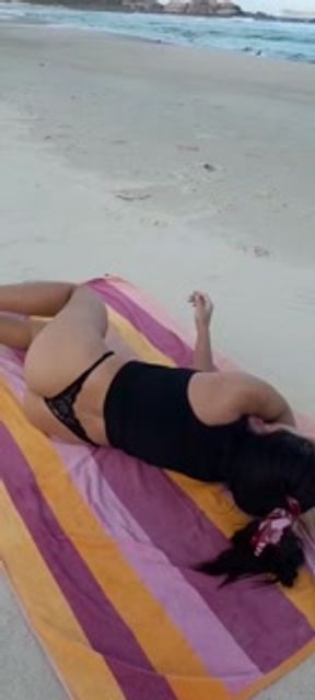 In the beach public, flash tits