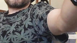 Người đàn ông rậm lông vắt kiệt dương vật khổng lồ của mình cho đến khi đạt cực khoái tột đỉnh