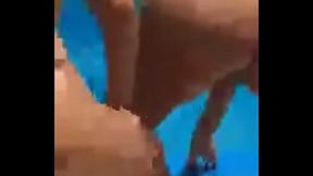 Gostosas rebolando na piscina