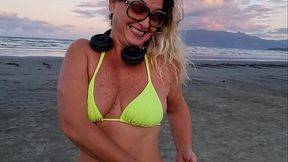 LISA ARANHA DELICIOSA PEDALANDO DE BIQUINI NA PRAIA