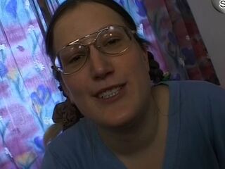 Notgeiles Nerdy Angel bekommt Ihre Fotze gefistet