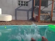 Desnudó y cachondo en la piscina