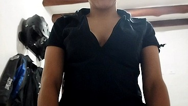 Hijastra cachonda seduce a padrastro en el dormitorio mientras la madrastra no está