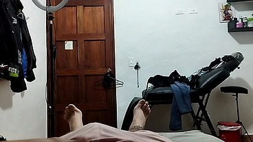 Hijastra cachonda seduce a padrastro en el dormitorio mientras la madrastra no está
