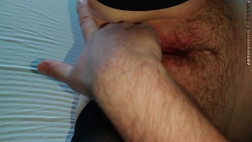 Nylonjunge massiert meine behaarte Fotze