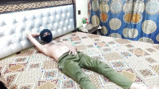 MILF berdada besar dan berbokong besar mendapatkan ejakulasi anal yang lengket setelah penetrasi kasar dari posisi doggy.