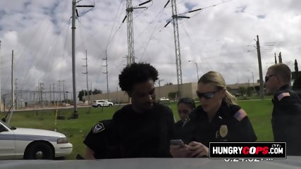 Criminal busted and sucked by the cops