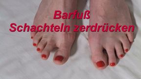Crush boxes barefoot - Barfuß Schachteln zerdrücken