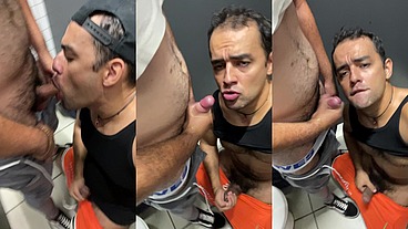 No banheiro com macho que conheci no shopping ele me chamou no banheiro e foi uma delicia, medo e muito teão juntos.