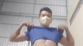 Házi készítésű szóló ázsiai tini melegek simogatják a nagy faszokat és seggbedugást végeznek