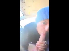 Novinho mama rolao e toma gala no carro