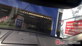 peguei a mulher dele no estacionamento enquanto ele ia no mercado - i picked up his wife in the parking lot while he went to the market