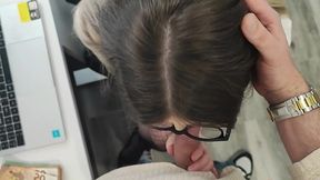 pov: secretaria cachonda tetona con gafas chupa la polla de su jefe por dinero !