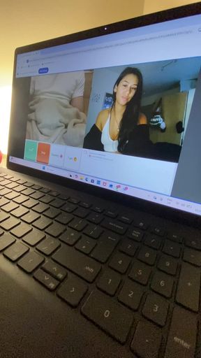 Amateur onlyfan shows off her tits
