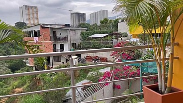 Llegamos de una fiesta un poco muy cachondos y decidimos follar en un parqueadero publico