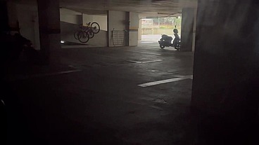 Llegamos de una fiesta un poco muy cachondos y decidimos follar en un parqueadero publico