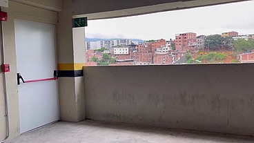 Llegamos de una fiesta un poco muy cachondos y decidimos follar en un parqueadero publico