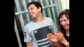 Menino beijando a coroa