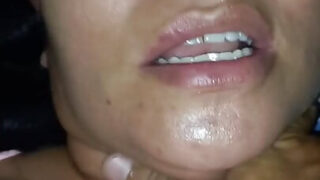 Guy défonce le cul serré de sa copine