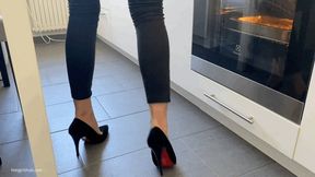 COOKING IN HIGH HEELS SEXY LONG LEGS - MOV HD