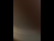 Sa chatte se frotte et mouille sur une bite avant de baiser