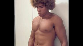 NEGAO DOTADO BATENDO PUNHETA COM BRINQUEDO