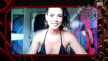 2. Veronna quica em consolo com plug no cuzinho I