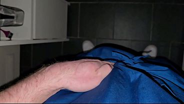 Deutscher Arzt auf Toilette wichst und l&uuml_ftet Geheimnis mit Patient - PhantomGentX