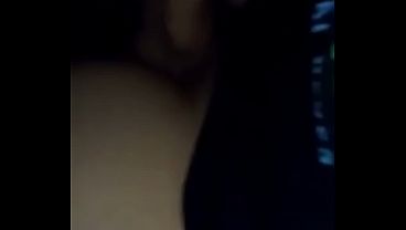 Peguei o novinho no flagra batendo punheta no estoque e ele me botou pra mamar escondido