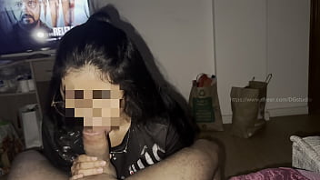 enteada est&aacute_ sozinha em casa assistindo tv,e a mam&atilde_e foi no mercado