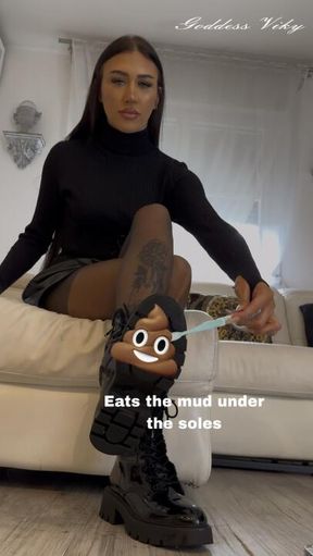 Pulisco il fango con lo spazzolino e lo mangia tutto questo co*****e 💩