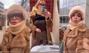 Une Salope Dans Les Toilettes - Virginie Caprice - Virginie caprice