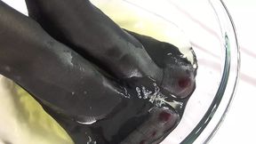 Big Tit Mature Pissing on Nylon Feet