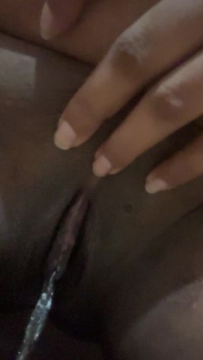 Urgent piss while rubbing the clit