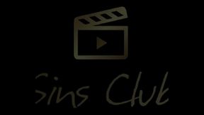 Pretinha da cor do pecado faz um footjob na rola enorme de 24cm do NegroTop XVIDEOS