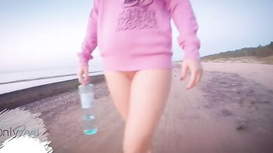 Teen Flashing Beautiful Pussy On Public Beach
