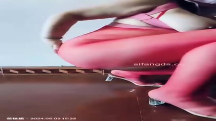 Recommend Douyinsexy mature lady [Hua Zhi] to dance naked for temptation, show off her pussy on a large scale, masturbate to climax with props, dont miss it if you like aunties