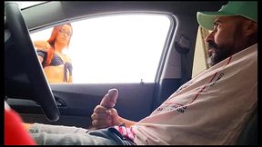 Eu tiro meu pau pra fora ao ver novinha passando na rua em p&uacute_blico!