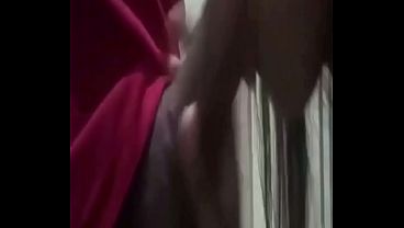 PARTE 1 - El hijo del jefe me dijo que le diera una mamada muy rica y yo le tenia ganas, cerramos las puertas del ba&ntilde_o y me cogio rico