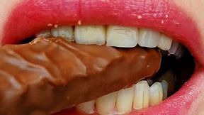 Mouth Crush: Chocolate Bar With a Biscuit Inside