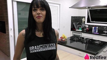 Shay seduziu entregador bem dotado e fez anal no pelo