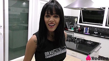 Shay seduziu entregador bem dotado e fez anal no pelo