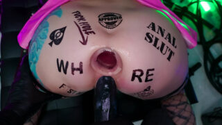 Une bombe aux gros seins se fait enculer violemment.