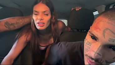 Quem &eacute_ que n&atilde_o gosta de fazer um sexo gostoso no carro ainda mais entre amigos